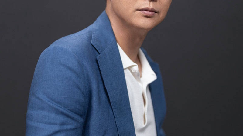 刘奕君机场被粉丝认出，手写应援被逐页翻阅回赠八字签名